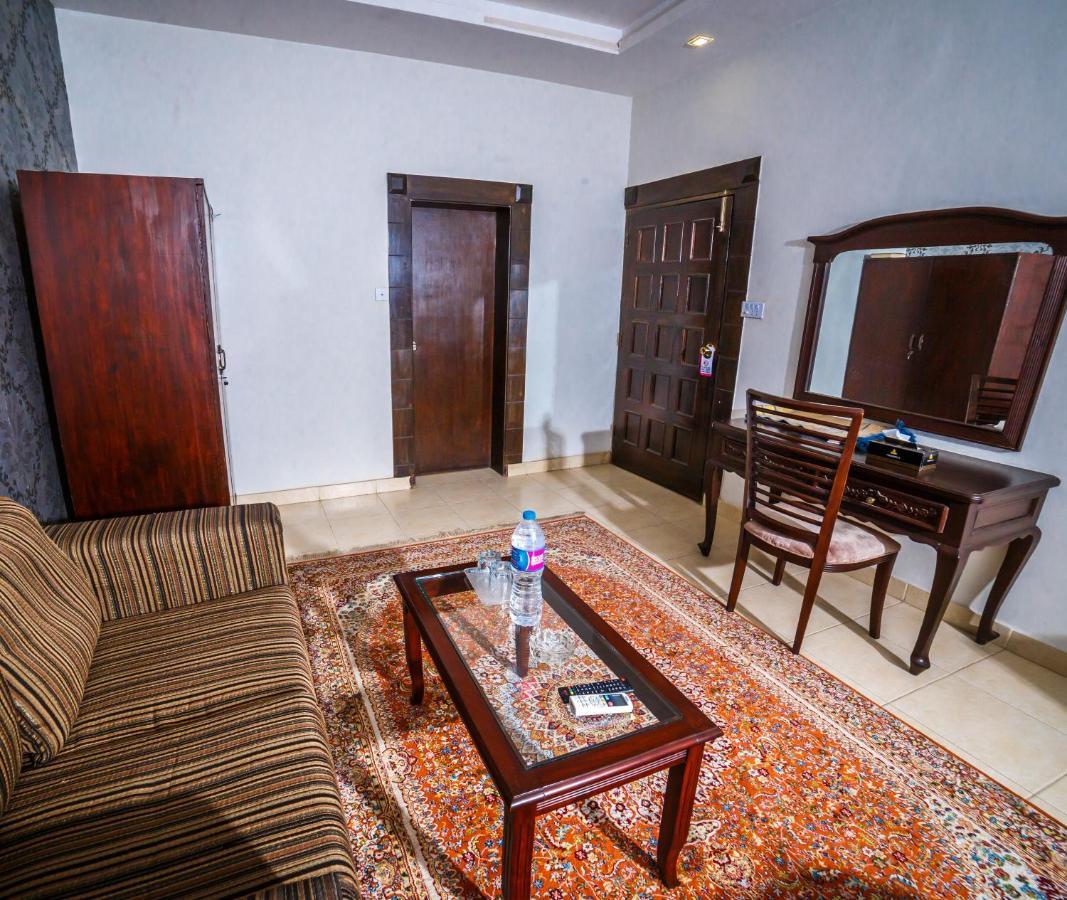 Vip House Hotel Пешавар Екстериор снимка