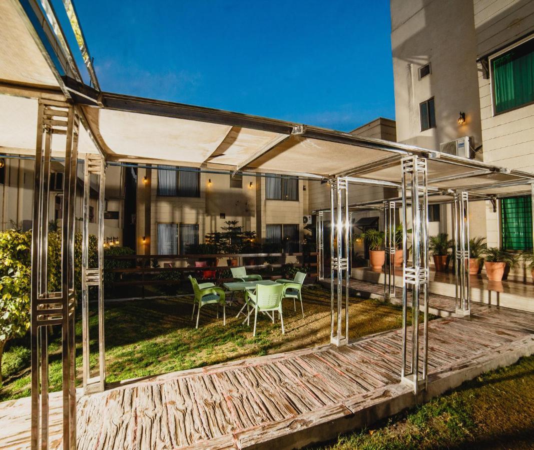 Vip House Hotel Пешавар Екстериор снимка